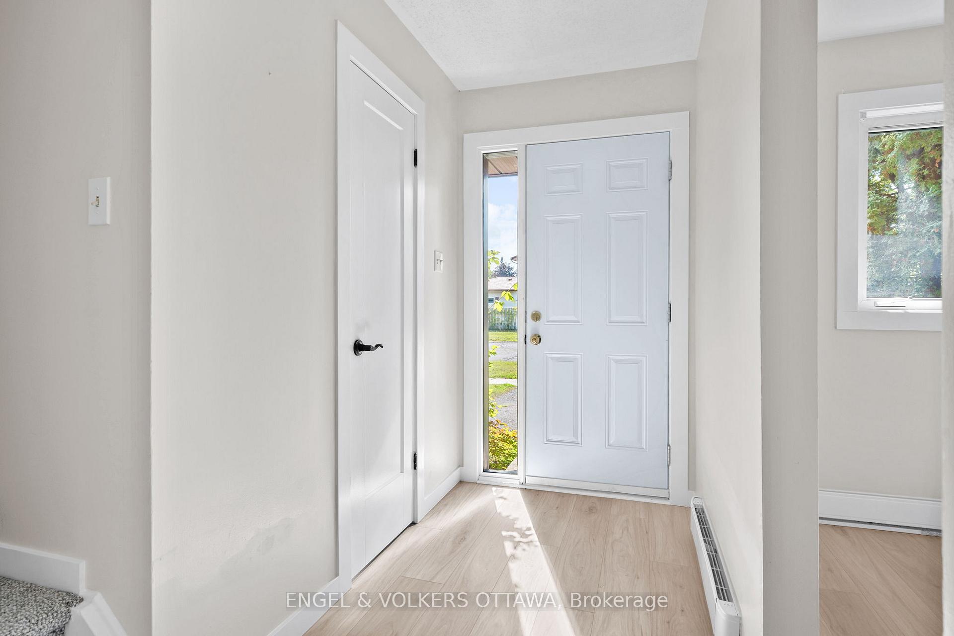 Photo 4 of 1529 Meadowbrook Road, Ottawa, Pineview — HOMEH