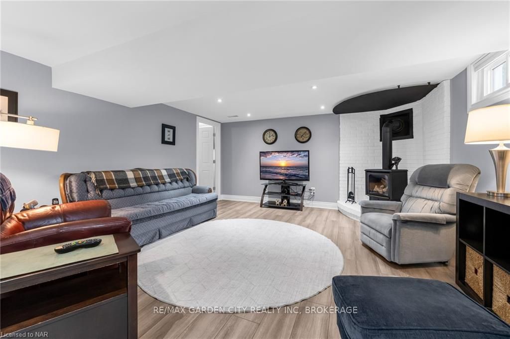 Photo 19 of 22 Highcourt Crescent, St. Catharines, Vine/Linwell — HOMEH