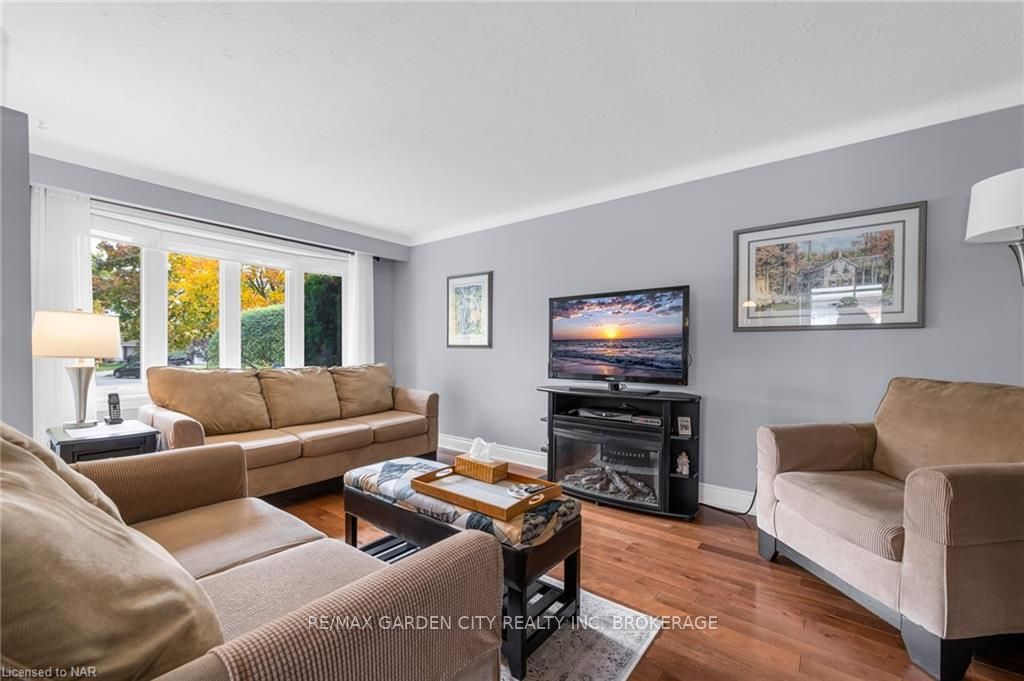 Photo 4 of 22 Highcourt Crescent, St. Catharines, Vine/Linwell — HOMEH