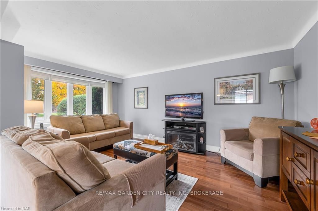 Photo 3 of 22 Highcourt Crescent, St. Catharines, Vine/Linwell — HOMEH