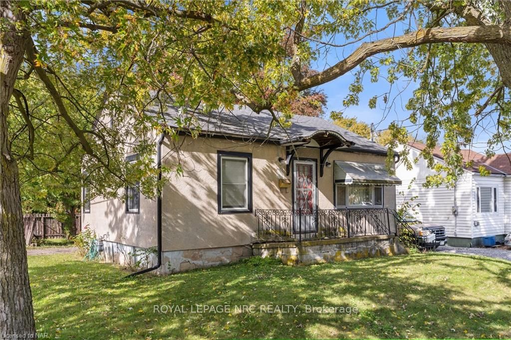 Photo 2 of 11 1/2 Willow Street, St. Catharines, Burleigh Hill — HOMEH
