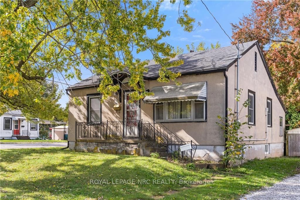 Photo 3 of 11 1/2 Willow Street, St. Catharines, Burleigh Hill — HOMEH
