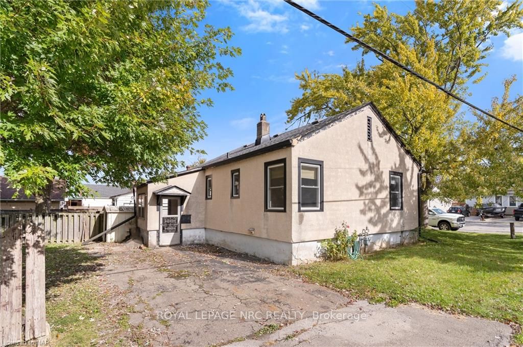 Photo 4 of 11 1/2 Willow Street, St. Catharines, Burleigh Hill — HOMEH