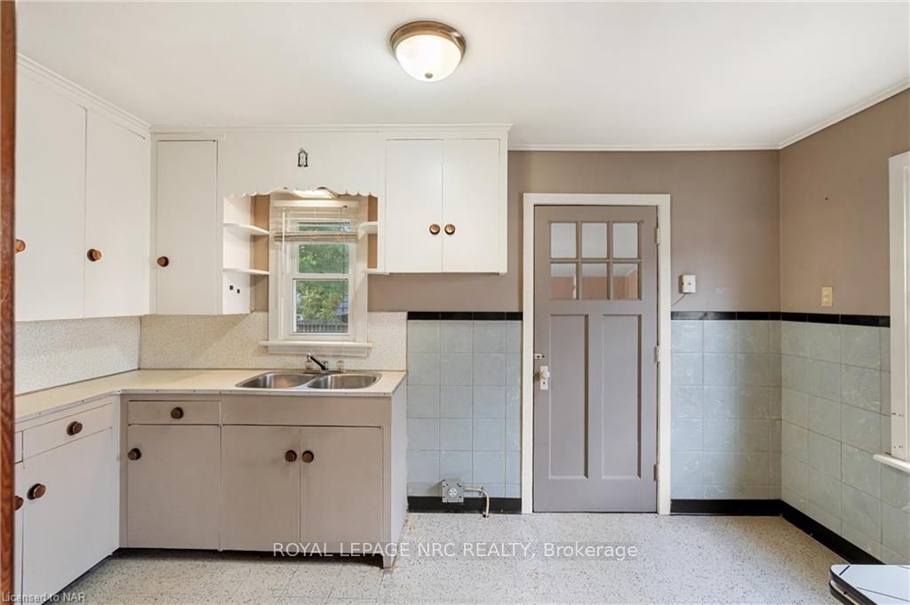 Photo 10 of 11 1/2 Willow Street, St. Catharines, Burleigh Hill — HOMEH