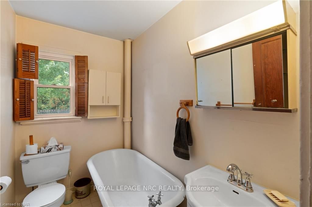 Photo 12 of 11 1/2 Willow Street, St. Catharines, Burleigh Hill — HOMEH