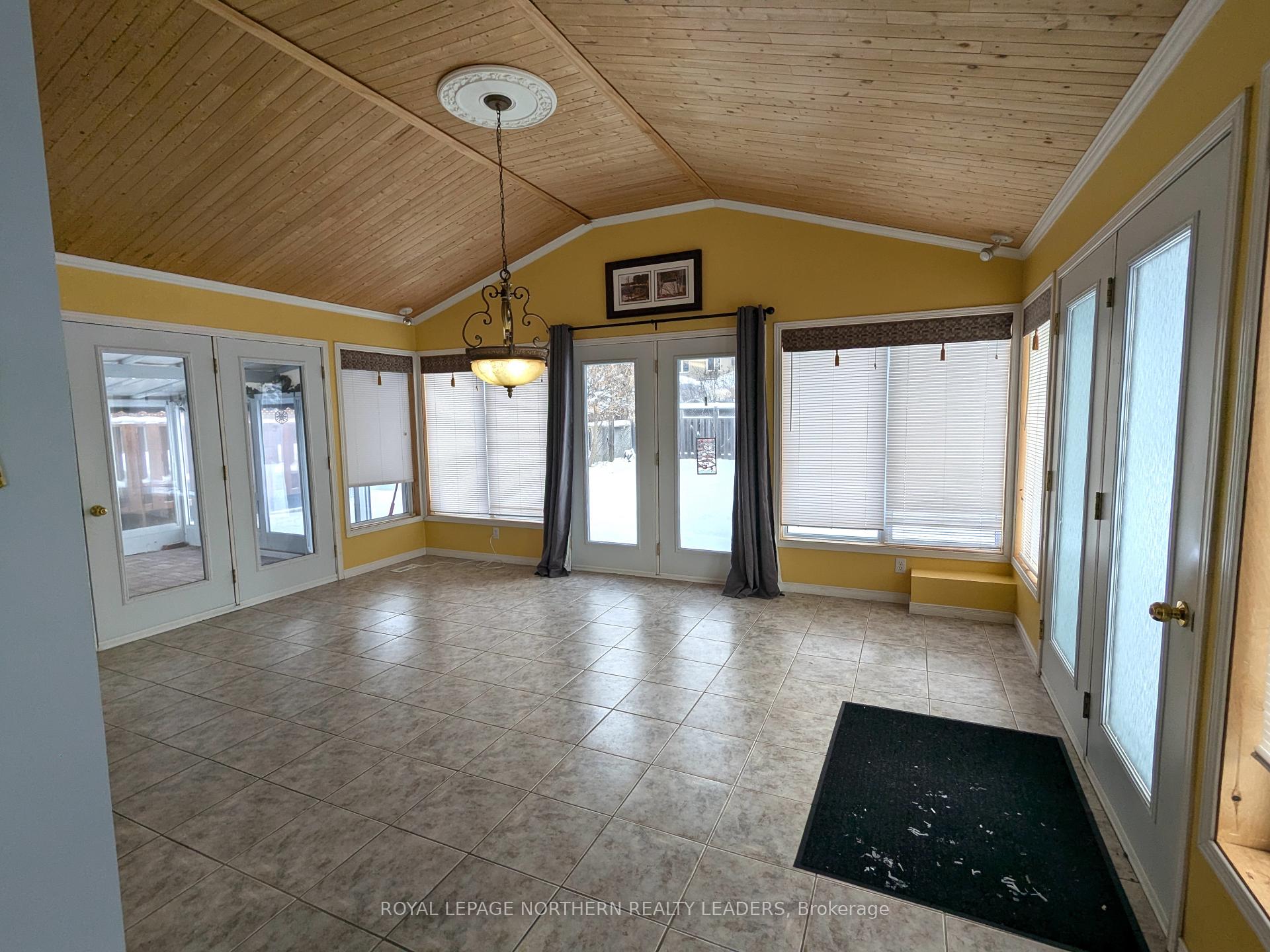 Photo 2 of 404 Eighth Avenue, Cochrane — HOMEH