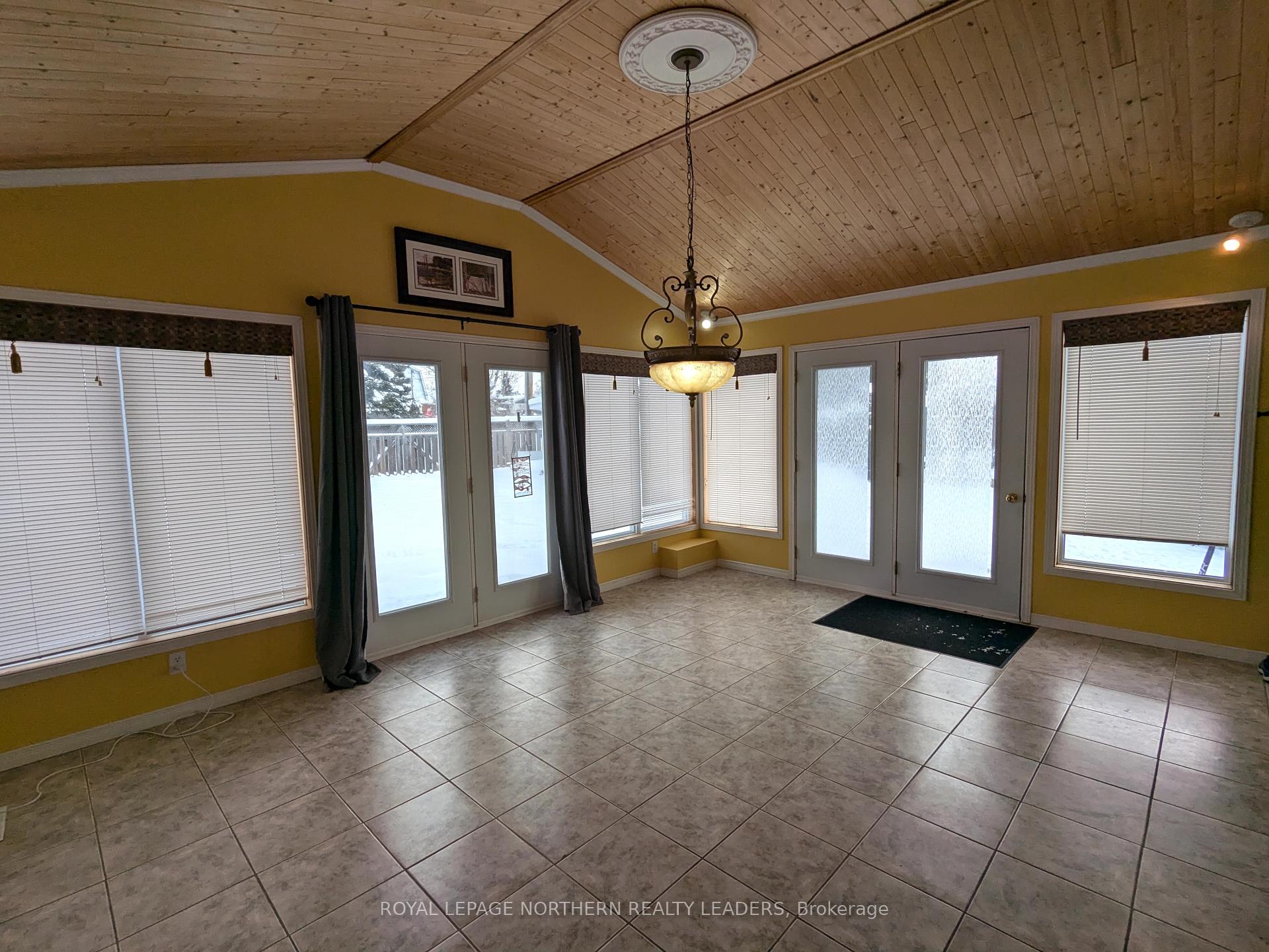 Photo 3 of 404 Eighth Avenue, Cochrane — HOMEH
