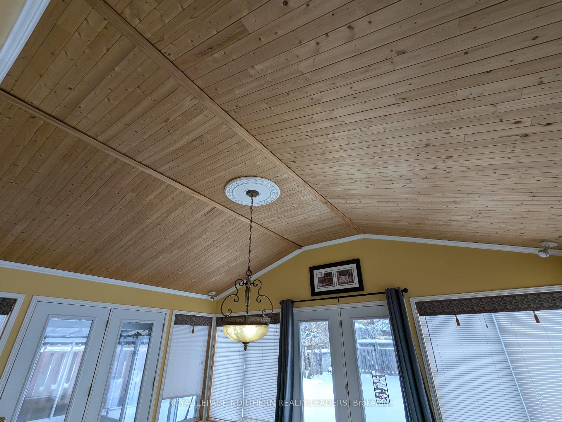 Photo 4 of 404 Eighth Avenue, Cochrane — HOMEH