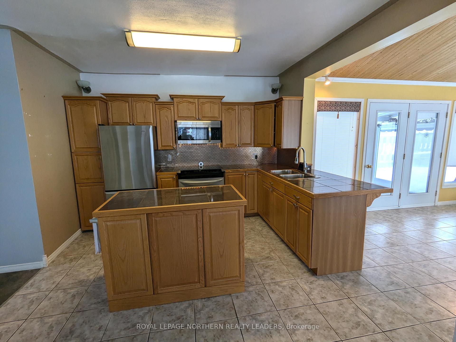 Photo 5 of 404 Eighth Avenue, Cochrane — HOMEH