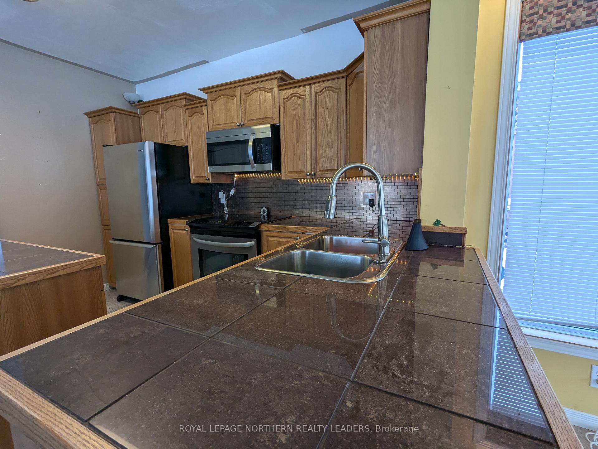 Photo 6 of 404 Eighth Avenue, Cochrane — HOMEH