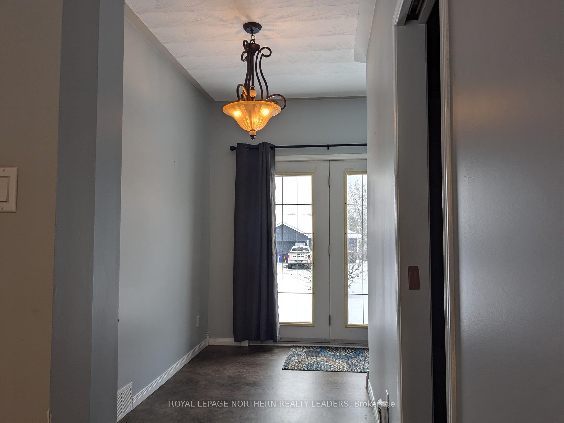 Photo 7 of 404 Eighth Avenue, Cochrane — HOMEH