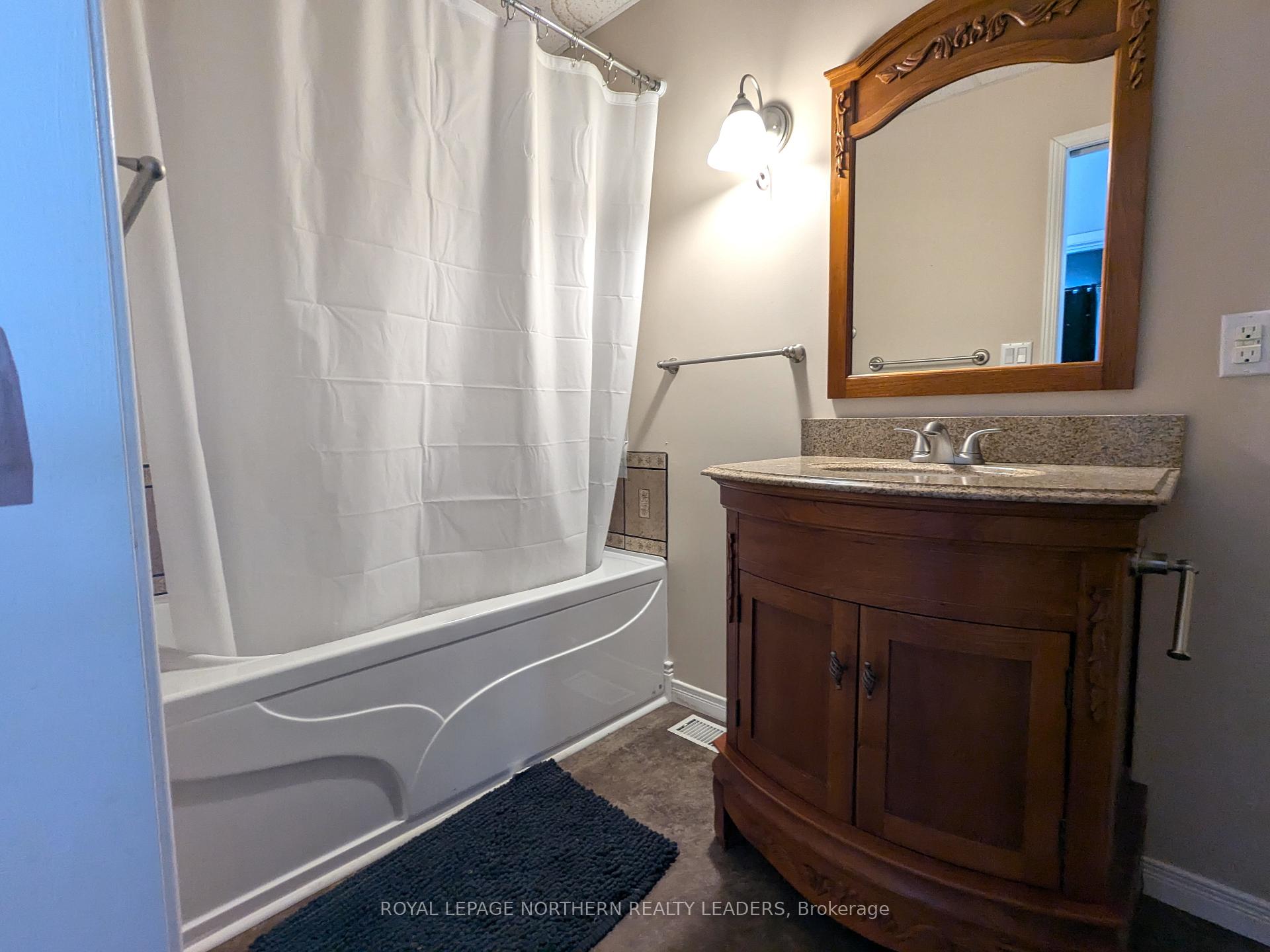 Photo 9 of 404 Eighth Avenue, Cochrane — HOMEH