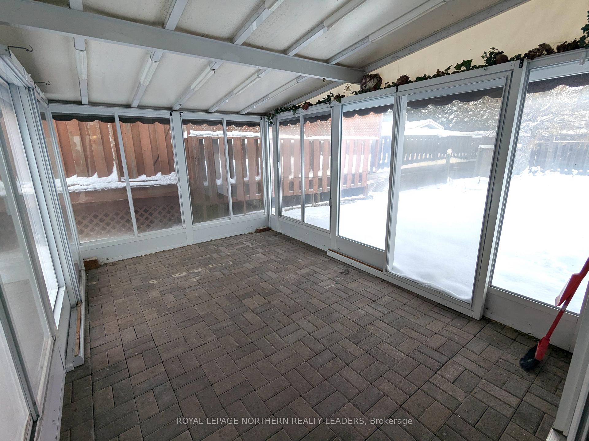 Photo 15 of 404 Eighth Avenue, Cochrane — HOMEH