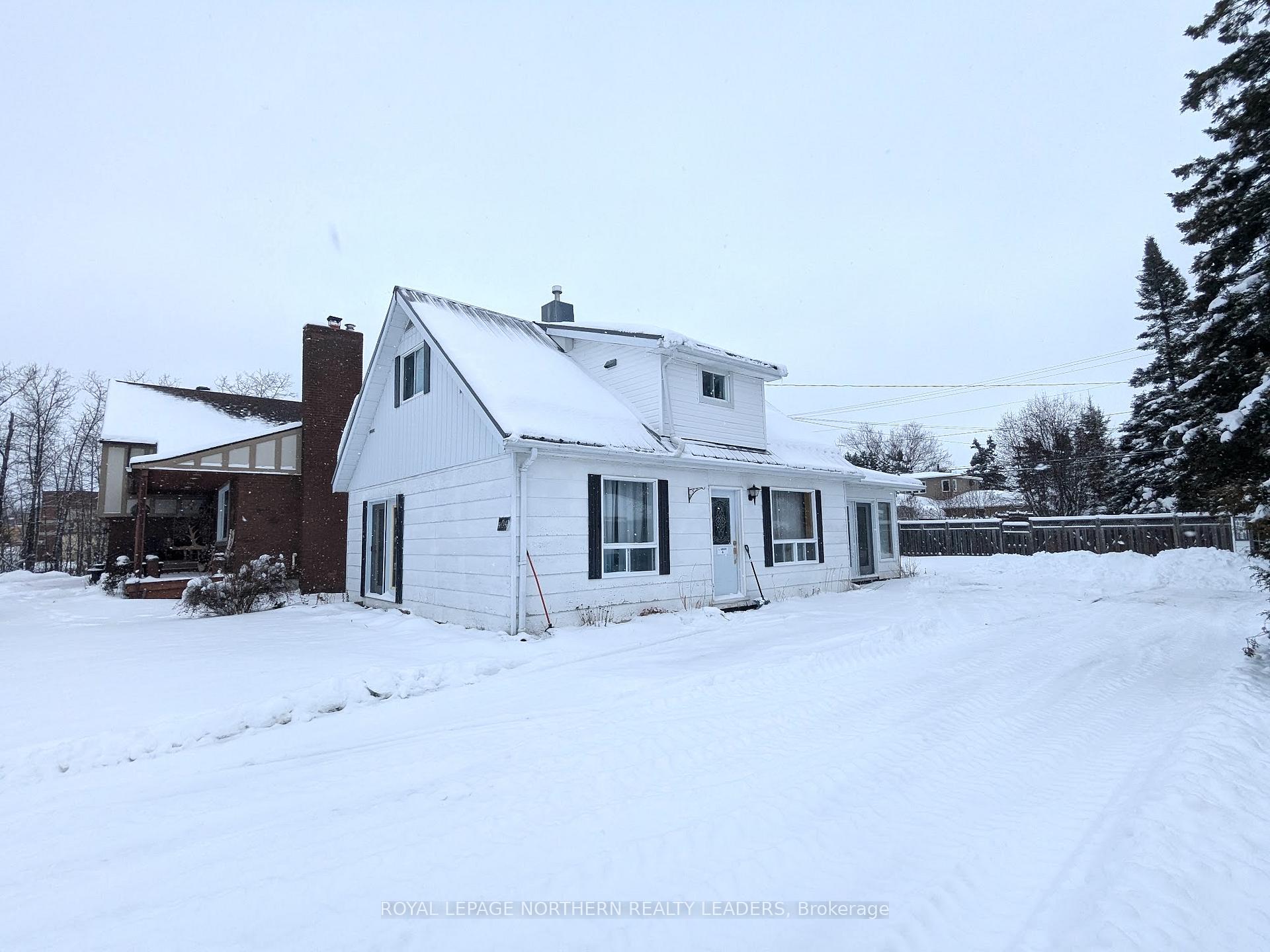 Photo 18 of 404 Eighth Avenue, Cochrane — HOMEH