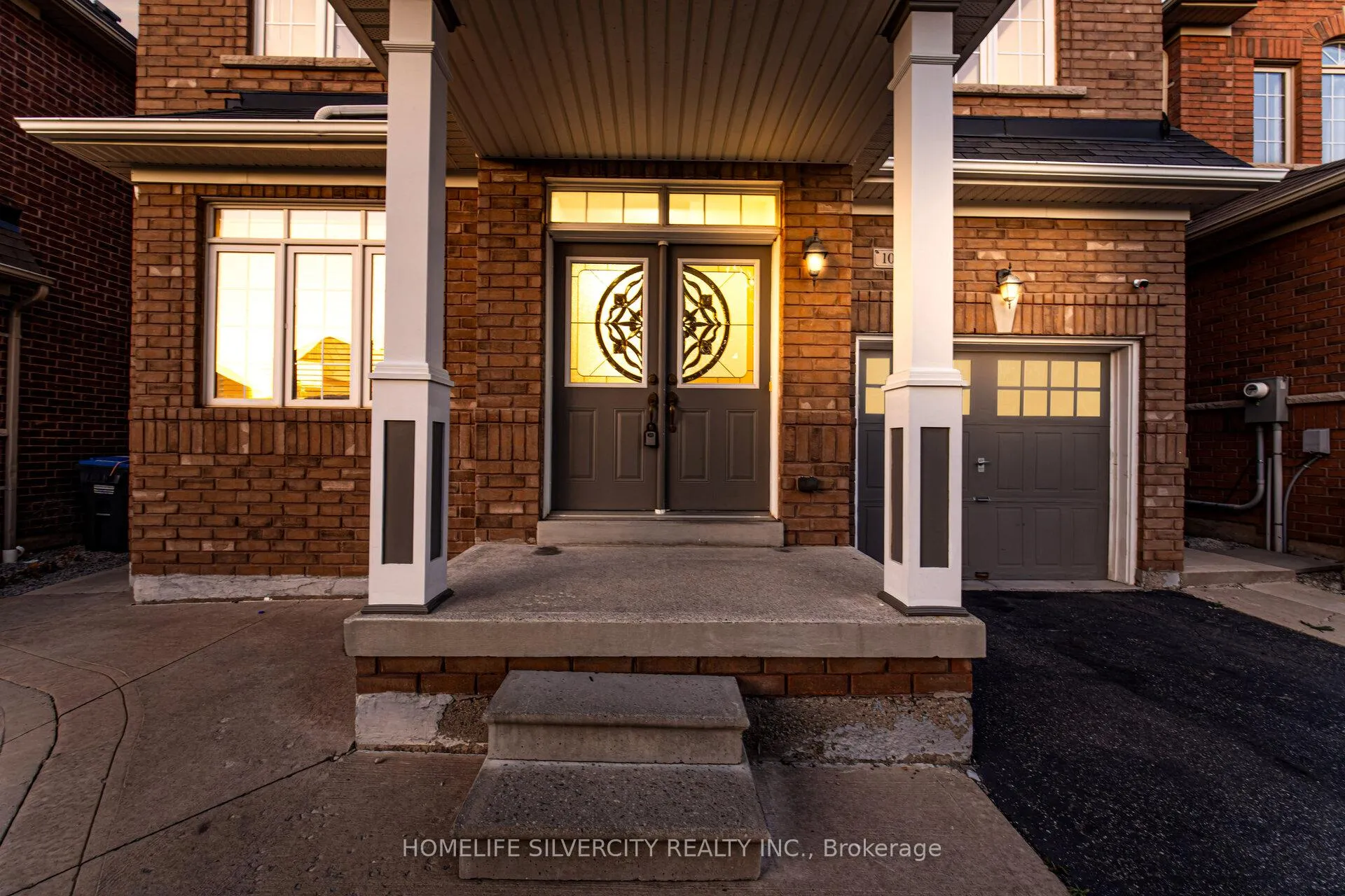 Photo 3 of 105 Aylesbury Drive, Brampton, Northwest Brampton — HOMEH
