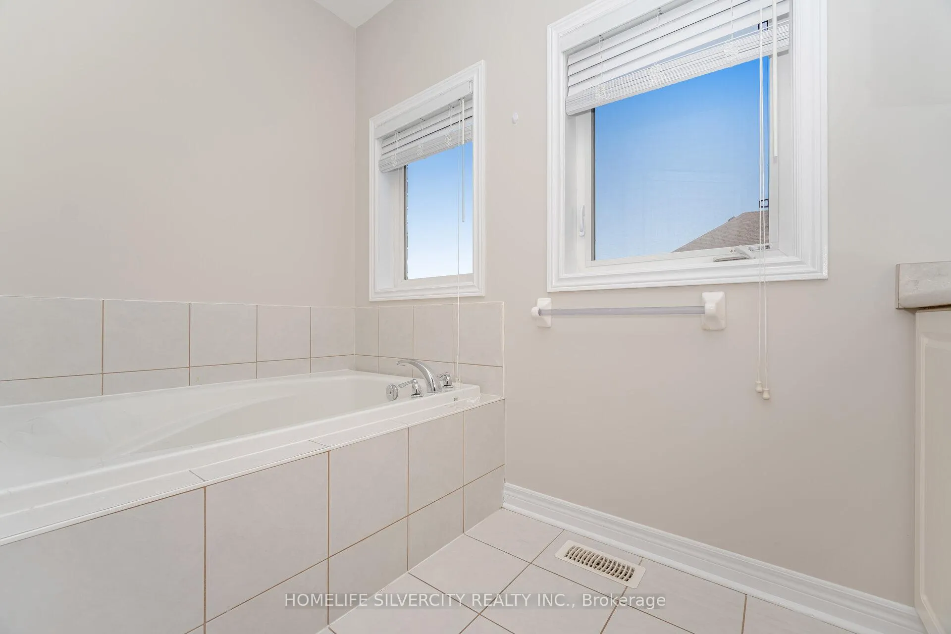 Photo 23 of 105 Aylesbury Drive, Brampton, Northwest Brampton — HOMEH
