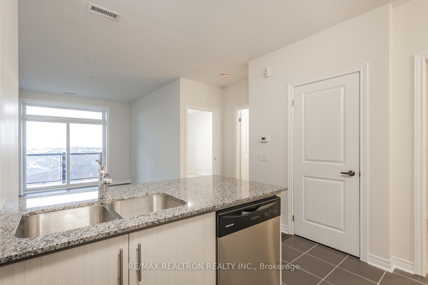 Photo 6 of Unit Unit # 608, 7325 Markham Road, Markham, Cedarwood — HOMEH