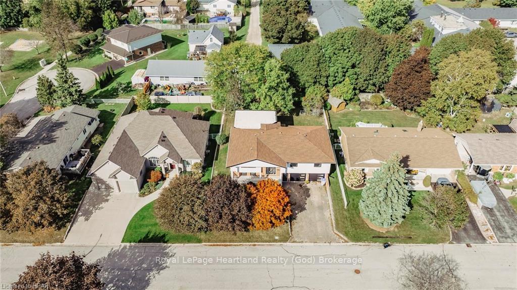 Photo 4 of 30 Leonard Drive, Goderich, Goderich (Town) — HOMEH