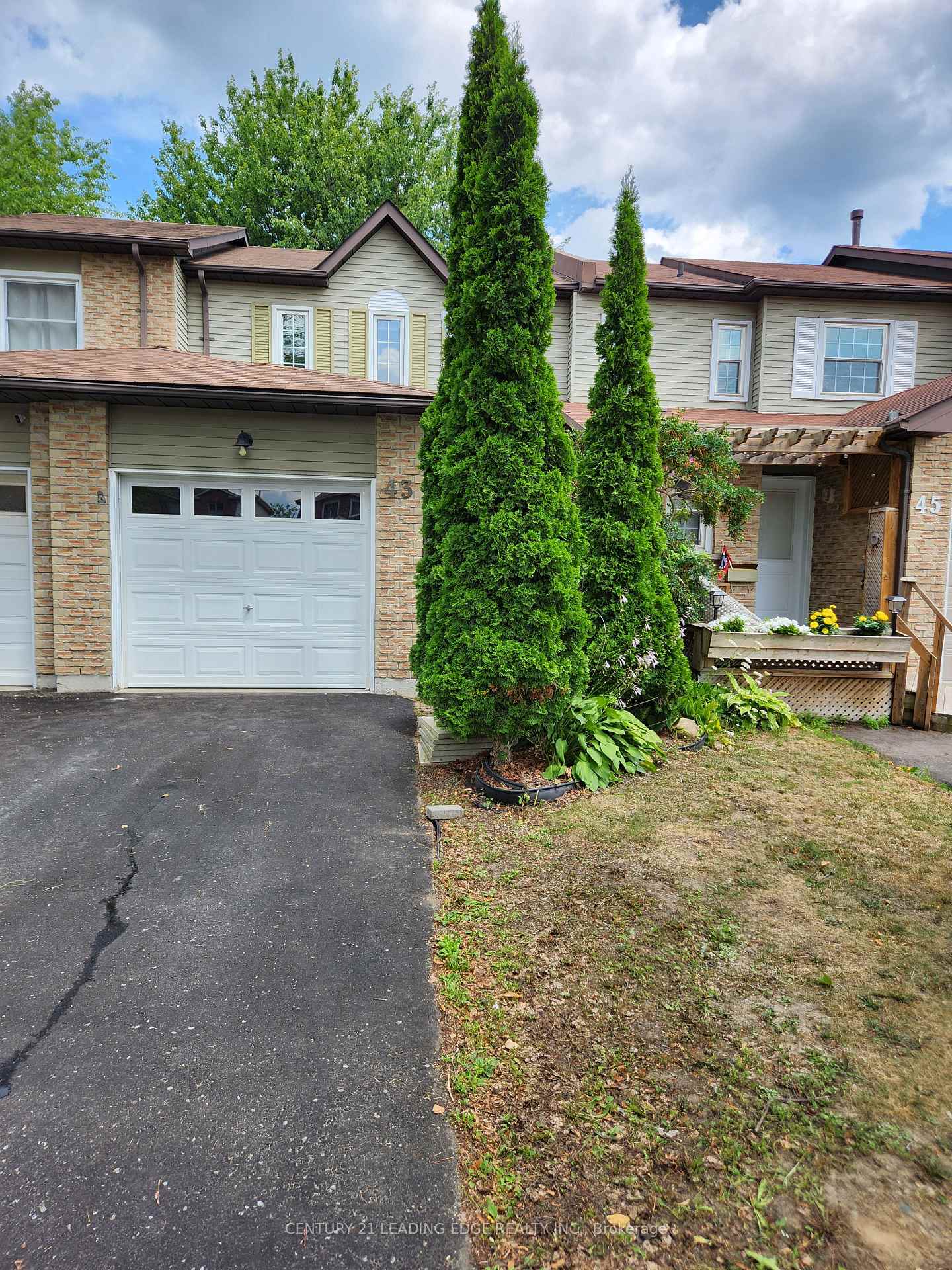 Photo 2 of 43 Poolton Crescent, Clarington, Courtice — HOMEH