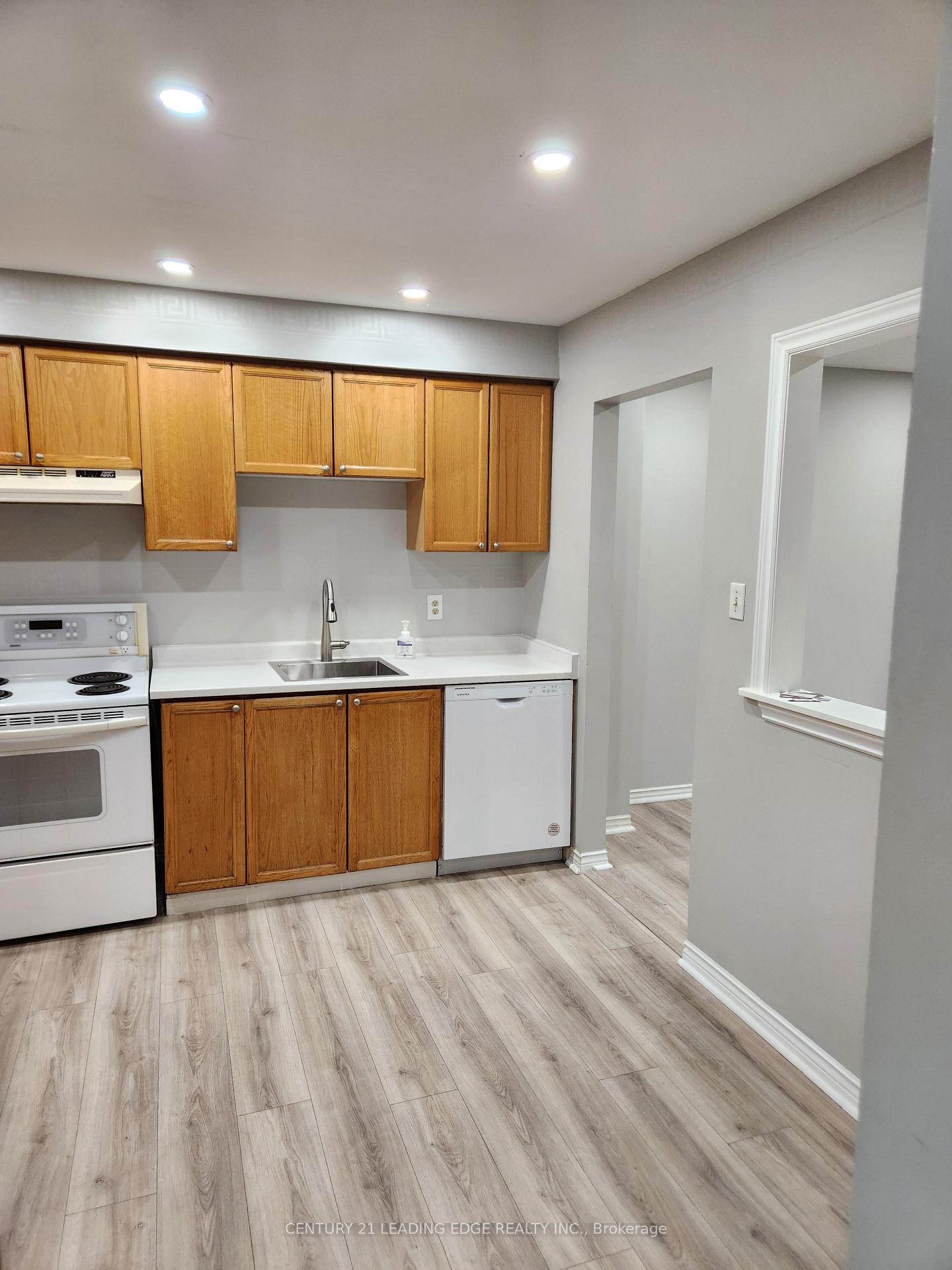 Photo 10 of 43 Poolton Crescent, Clarington, Courtice — HOMEH