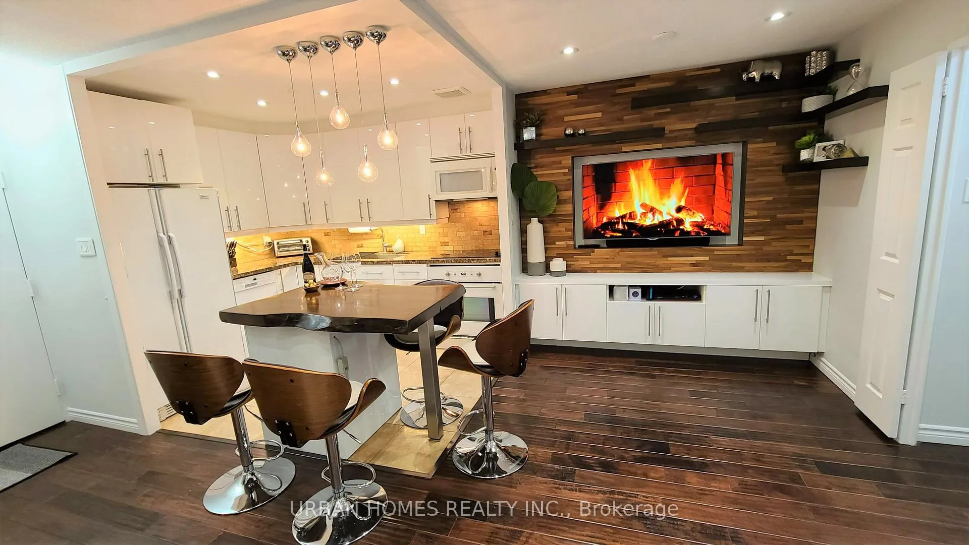 Photo 3 of Unit 215, 16A Elgin Street, Markham, Thornhill — HOMEH