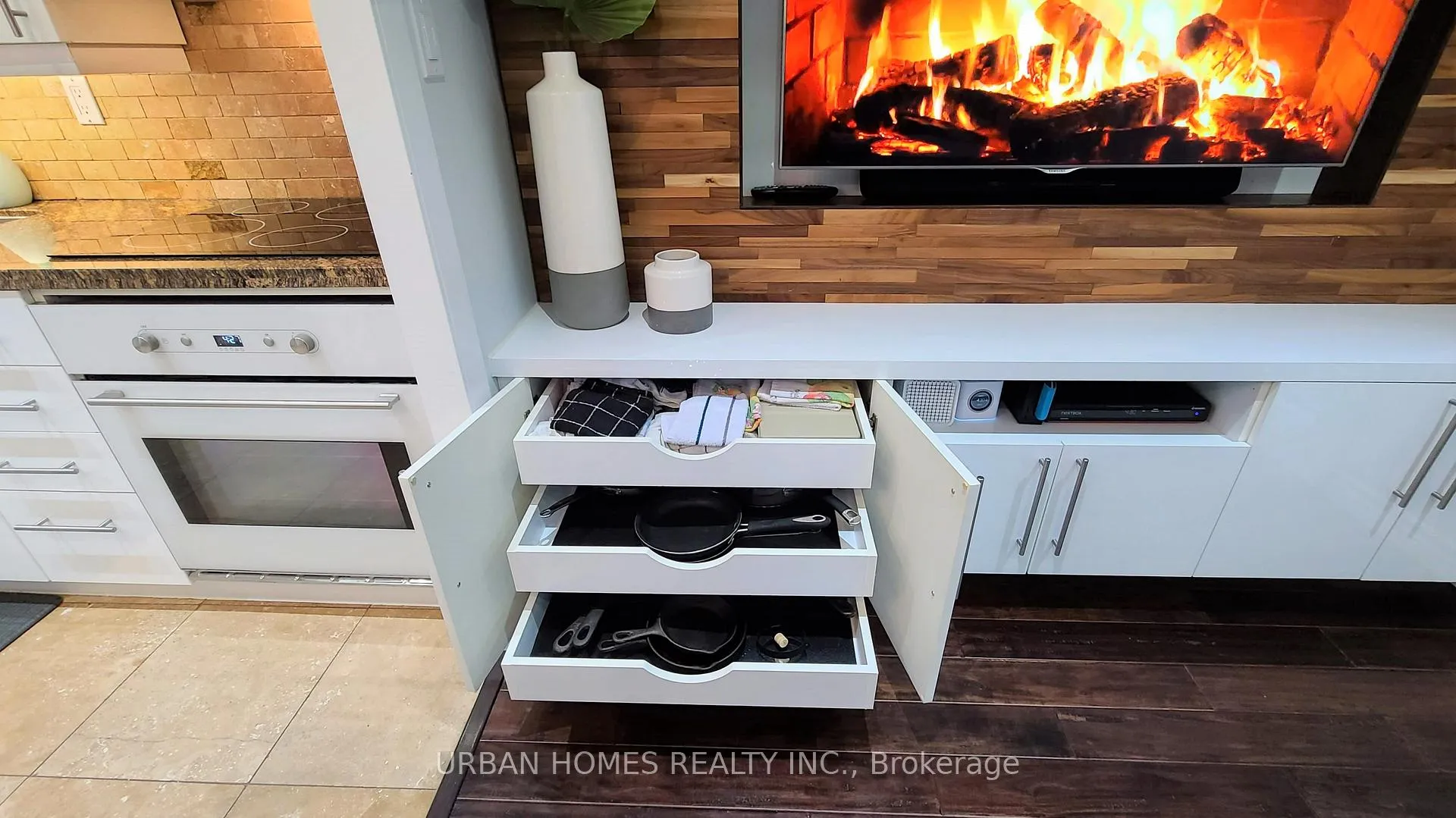 Photo 5 of Unit 215, 16A Elgin Street, Markham, Thornhill — HOMEH