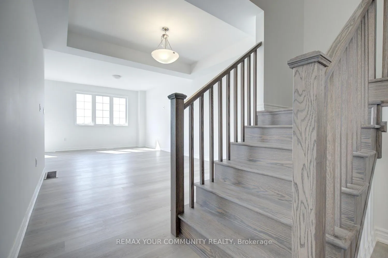 Photo 5 of 72 Vinewood Crescent, Barrie, Rural Barrie Southeast — HOMEH