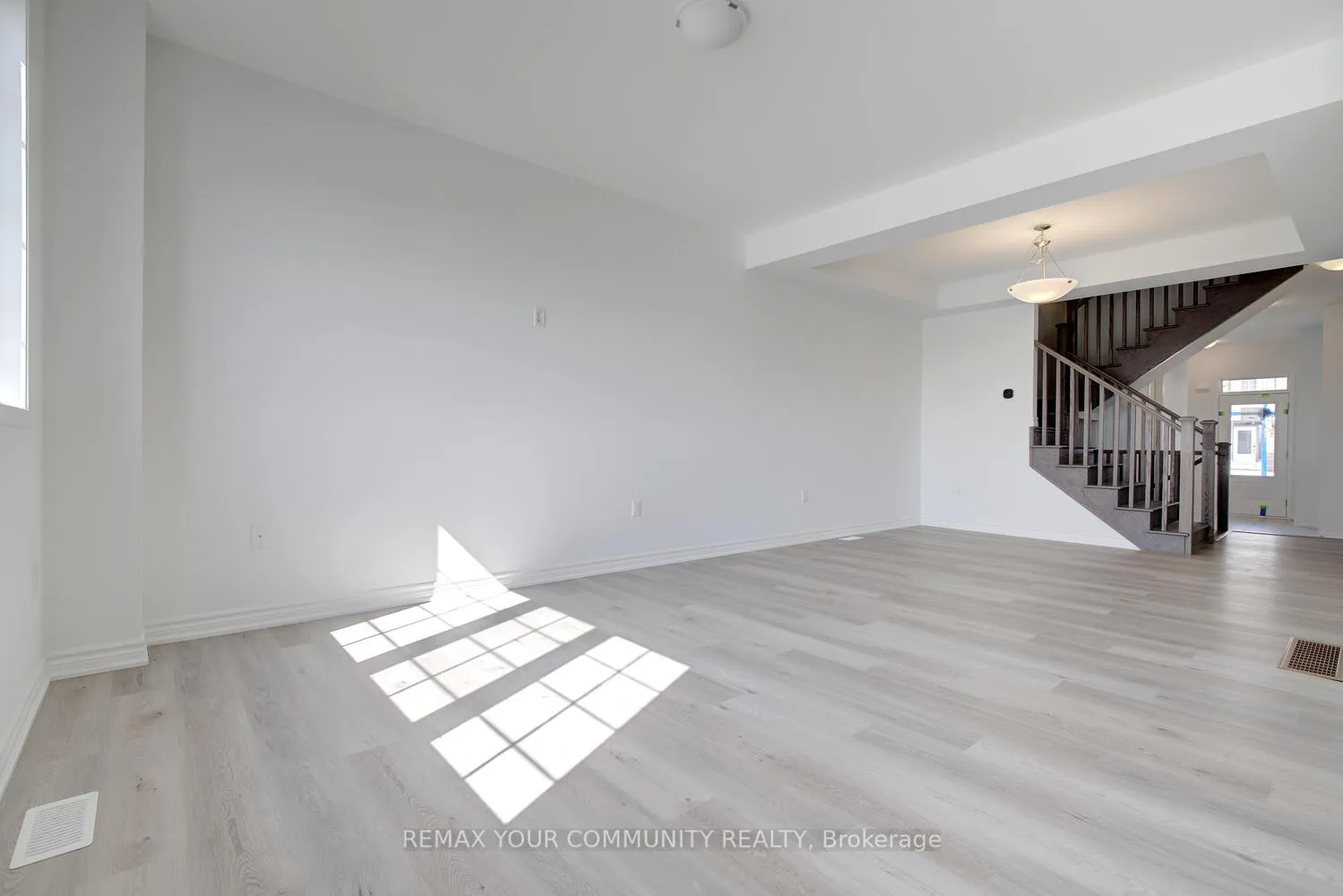 Photo 10 of 72 Vinewood Crescent, Barrie, Rural Barrie Southeast — HOMEH