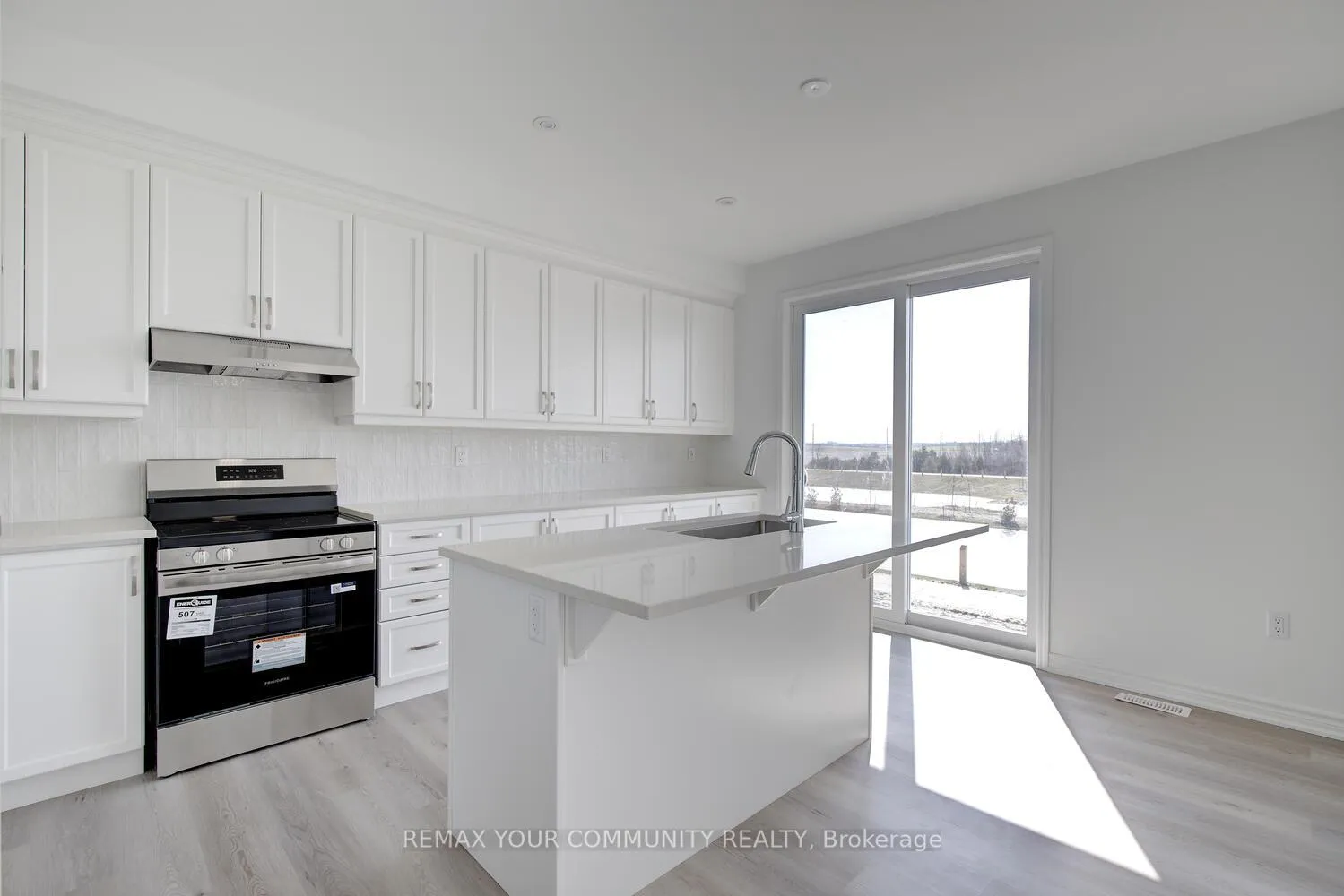 Photo 11 of 72 Vinewood Crescent, Barrie, Rural Barrie Southeast — HOMEH