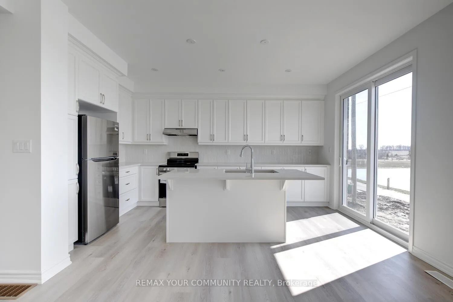 Photo 12 of 72 Vinewood Crescent, Barrie, Rural Barrie Southeast — HOMEH
