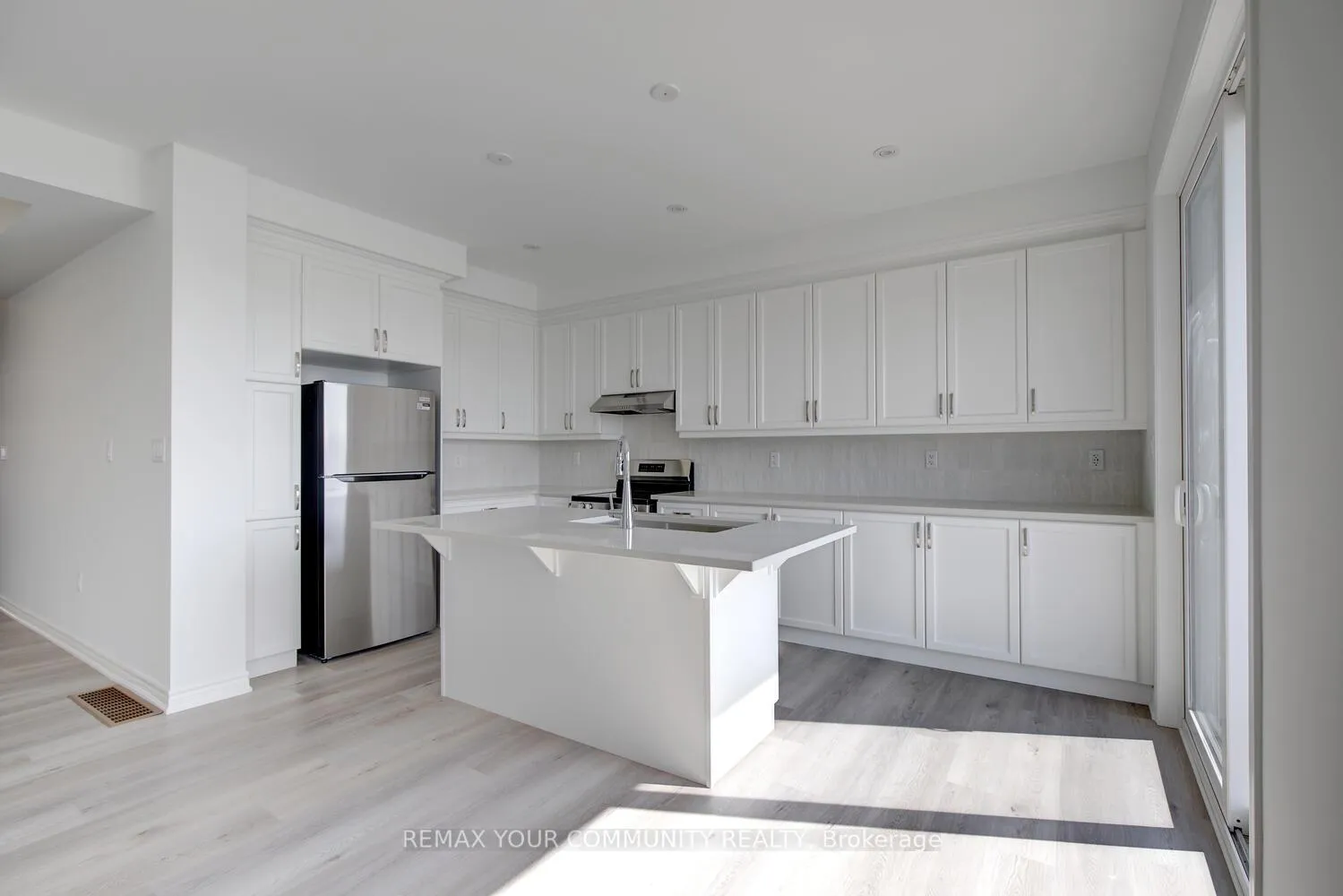 Photo 13 of 72 Vinewood Crescent, Barrie, Rural Barrie Southeast — HOMEH