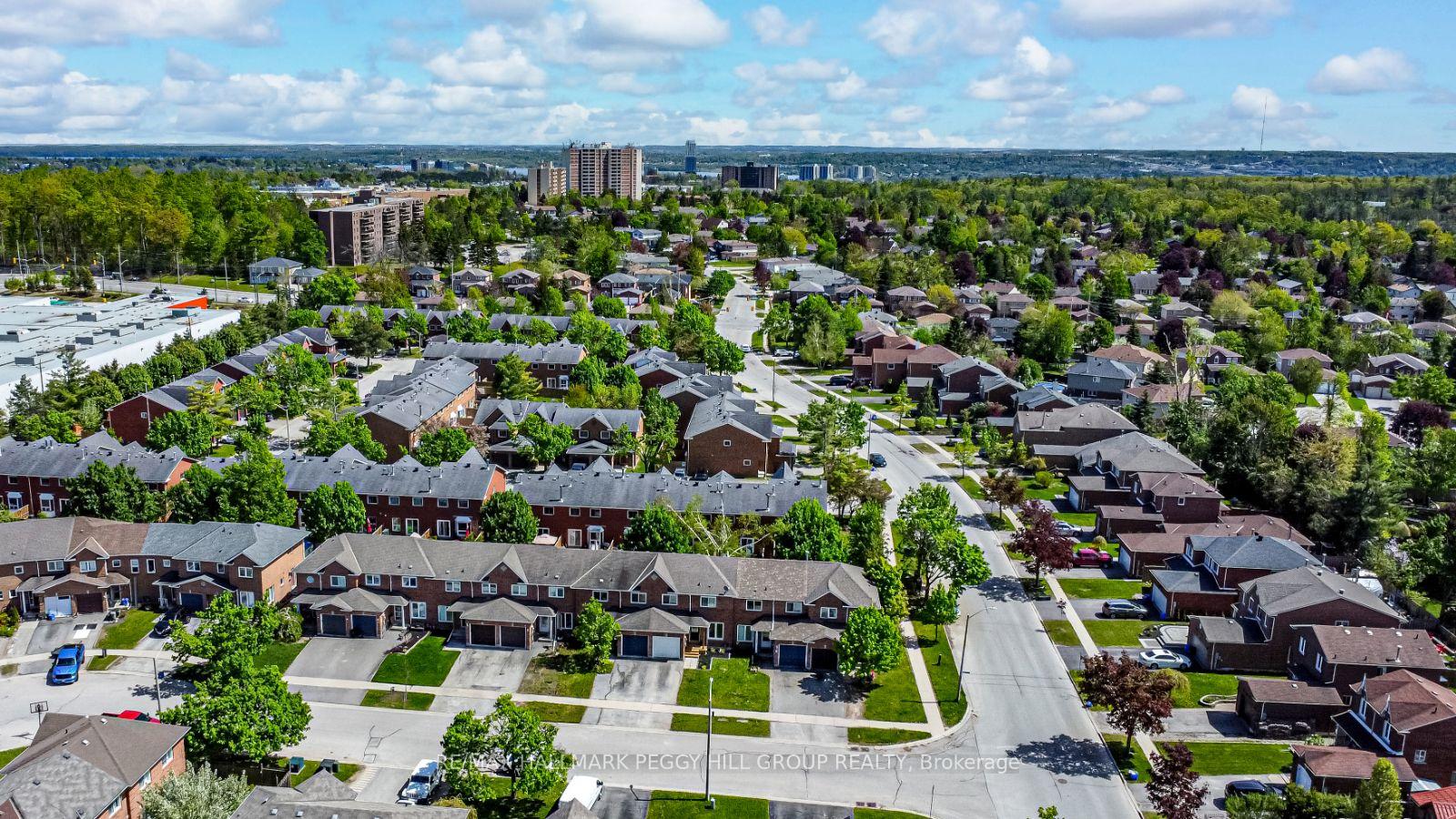 Photo 2 of 5 Lyfytt Crescent, Barrie, West Bayfield — HOMEH