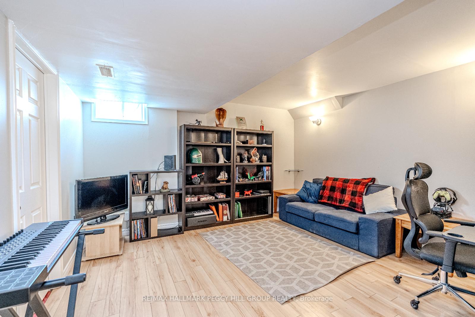 Photo 11 of 5 Lyfytt Crescent, Barrie, West Bayfield — HOMEH