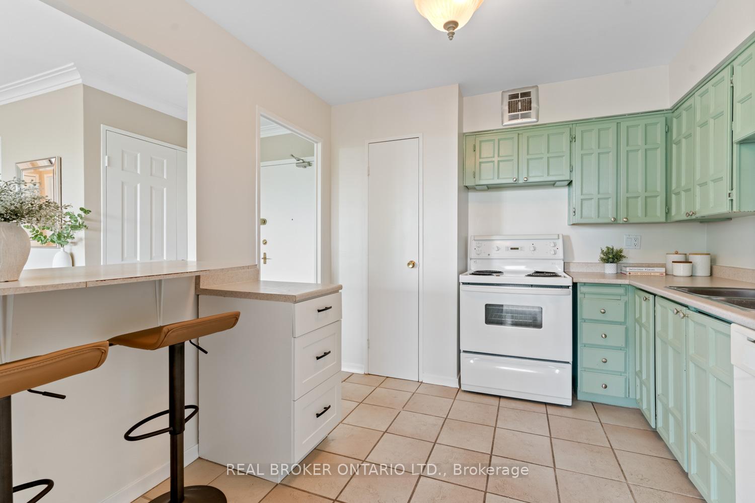 Photo 10 of Unit 605, 3555 Bathurst Street, Toronto, Bedford Park-Nortown — HOMEH