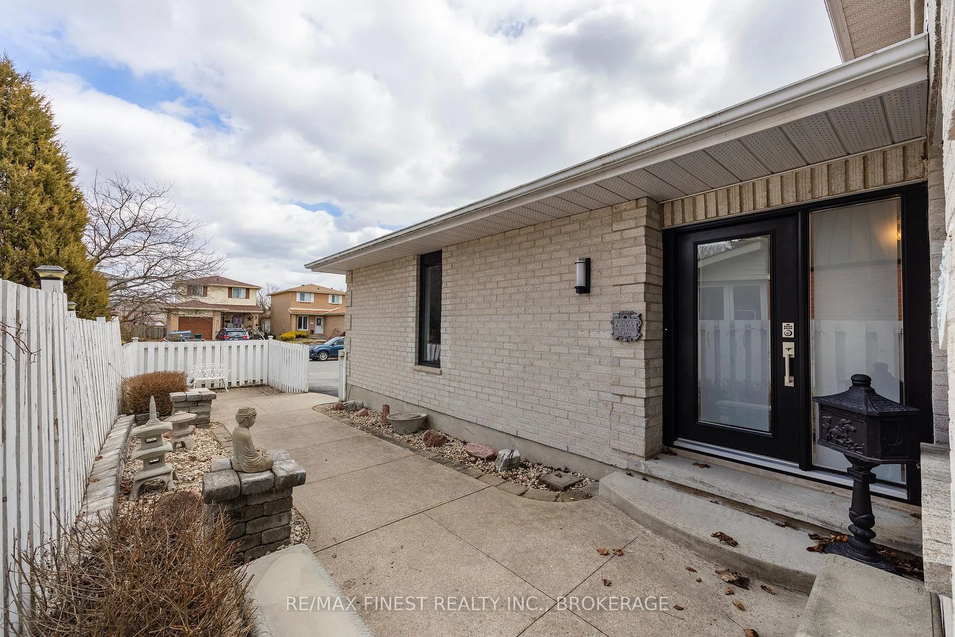 Photo 4 of 1068 Willowood Drive, Kingston, City Northwest — HOMEH