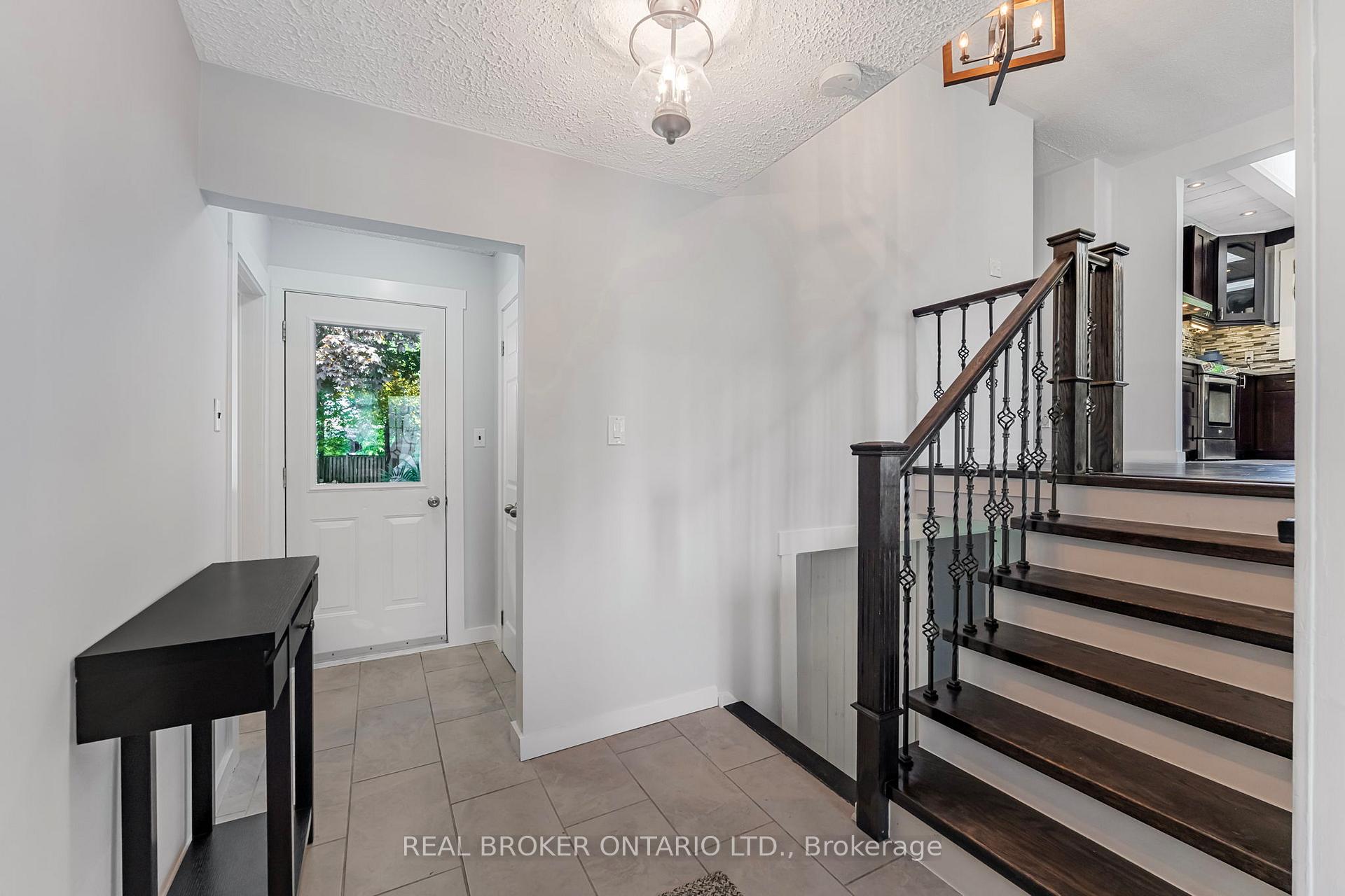 Photo 4 of 200 Hickory Lane, Barrie, Bayshore — HOMEH