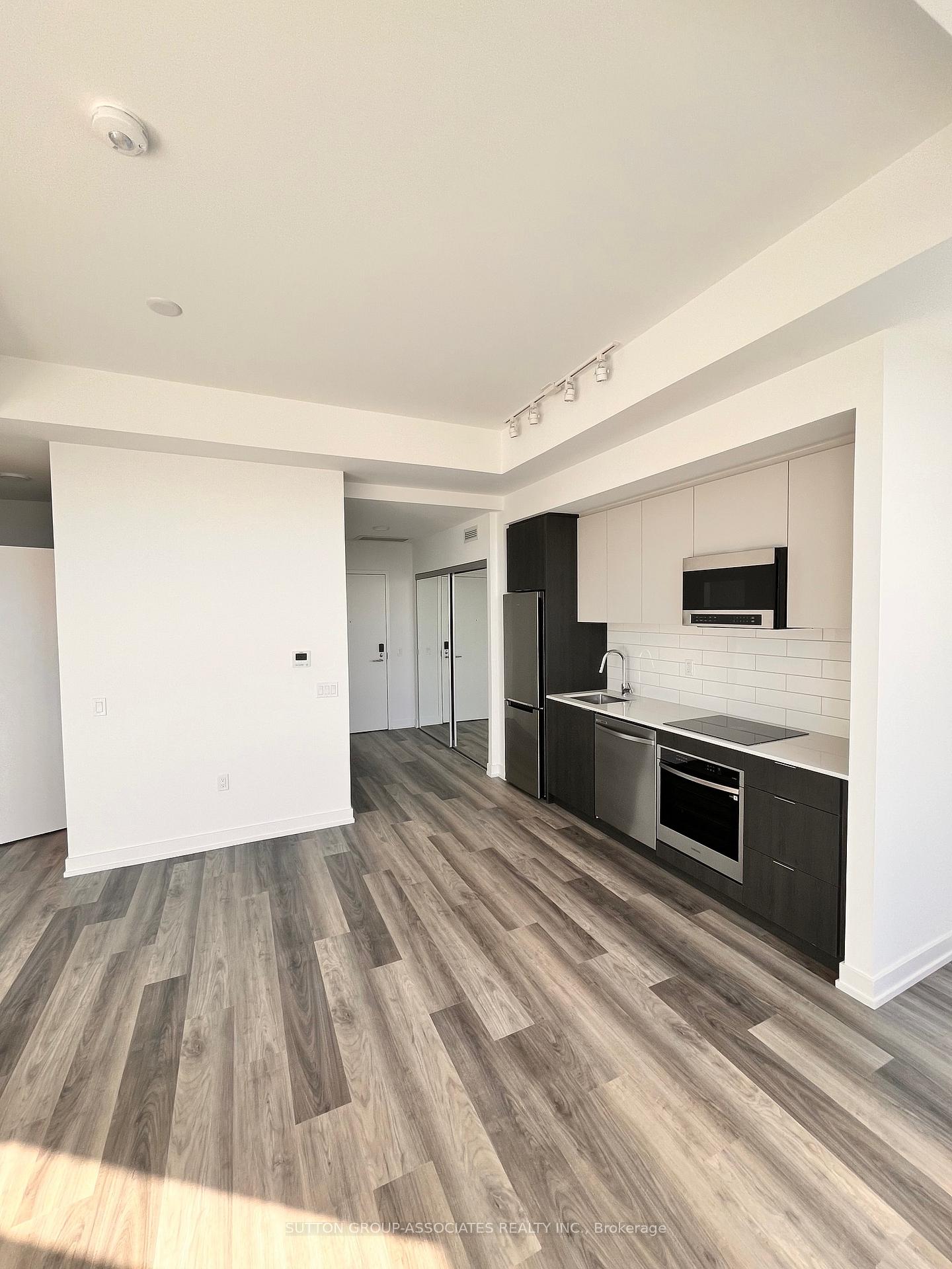 Photo 4 of Unit 708, 880 The Queensway, Etobicoke, Stonegate-Queensway — HOMEH