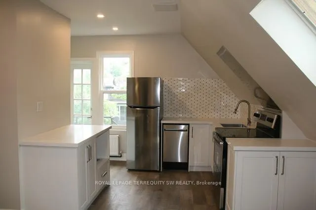 Photo 3 of Unit 6, 115 Madison Avenue, Toronto, The Annex — HOMEH