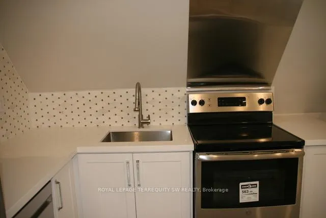 Photo 4 of Unit 6, 115 Madison Avenue, Toronto, The Annex — HOMEH