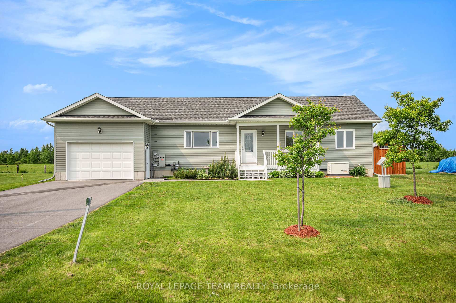 Front of 2833 Dunrobin Road
