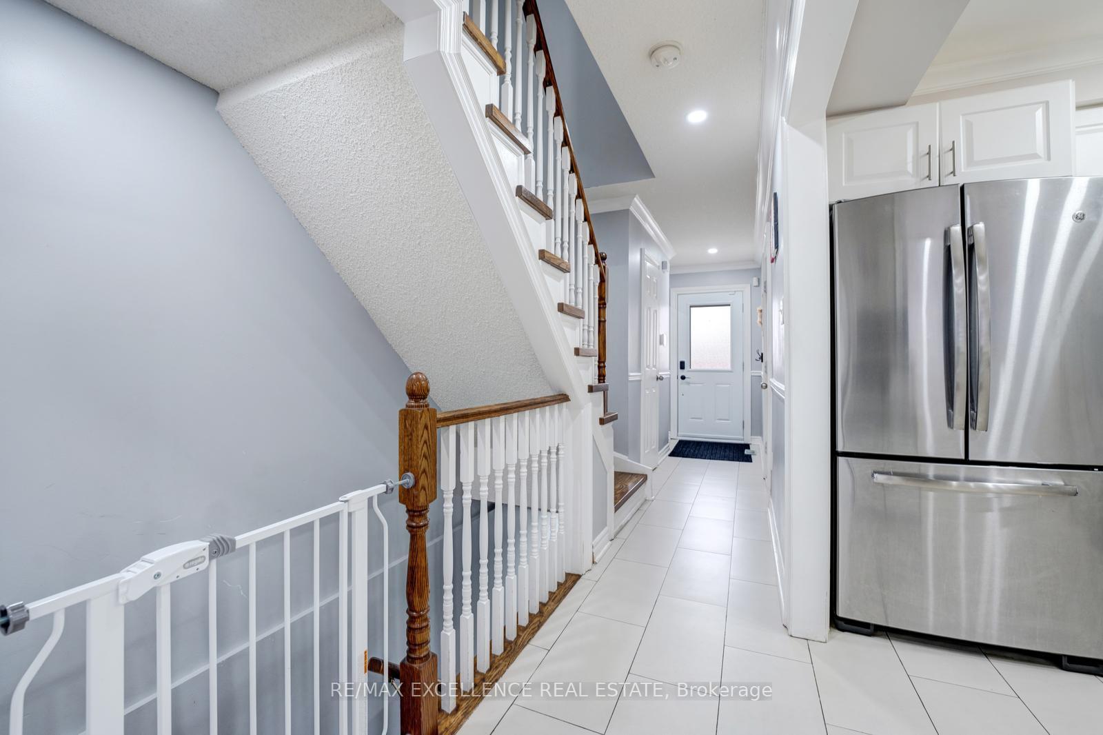 Photo 8 of 82 Carrie Crescent, Brampton, Fletcher's West — HOMEH