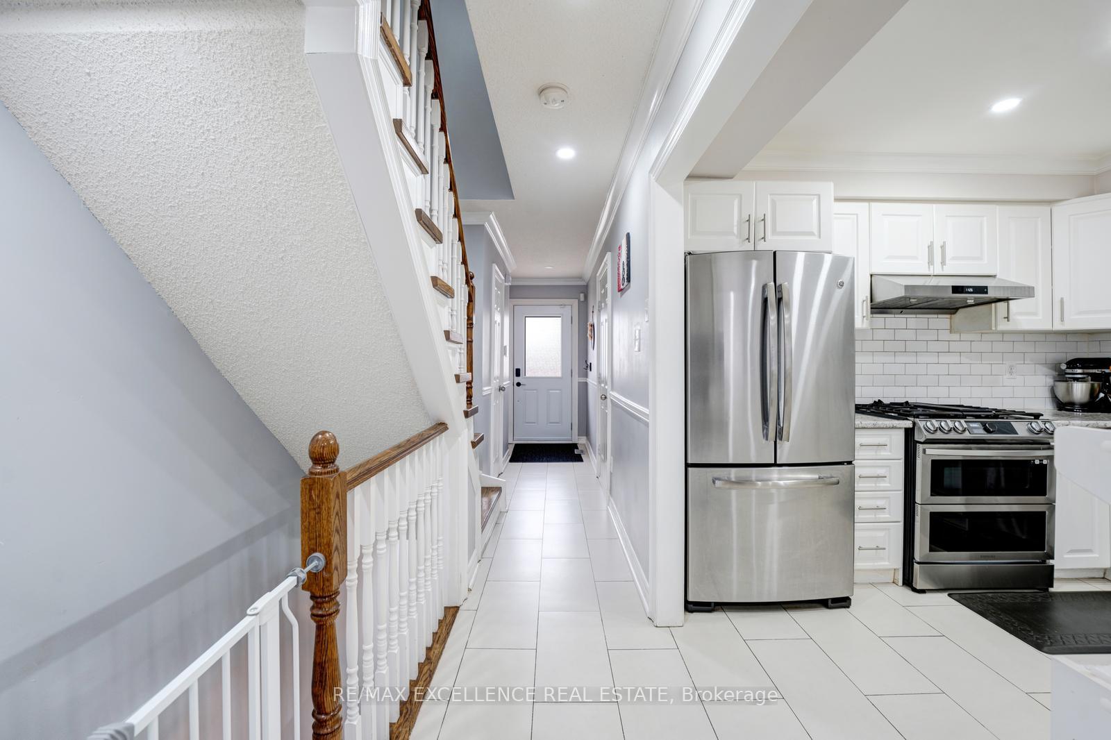 Photo 9 of 82 Carrie Crescent, Brampton, Fletcher's West — HOMEH