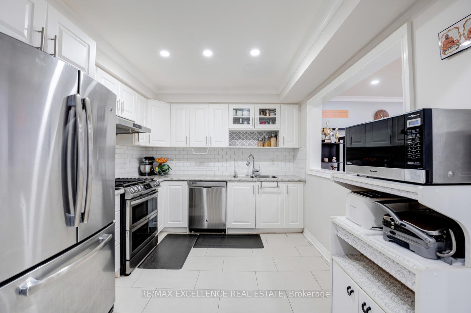 Photo 10 of 82 Carrie Crescent, Brampton, Fletcher's West — HOMEH