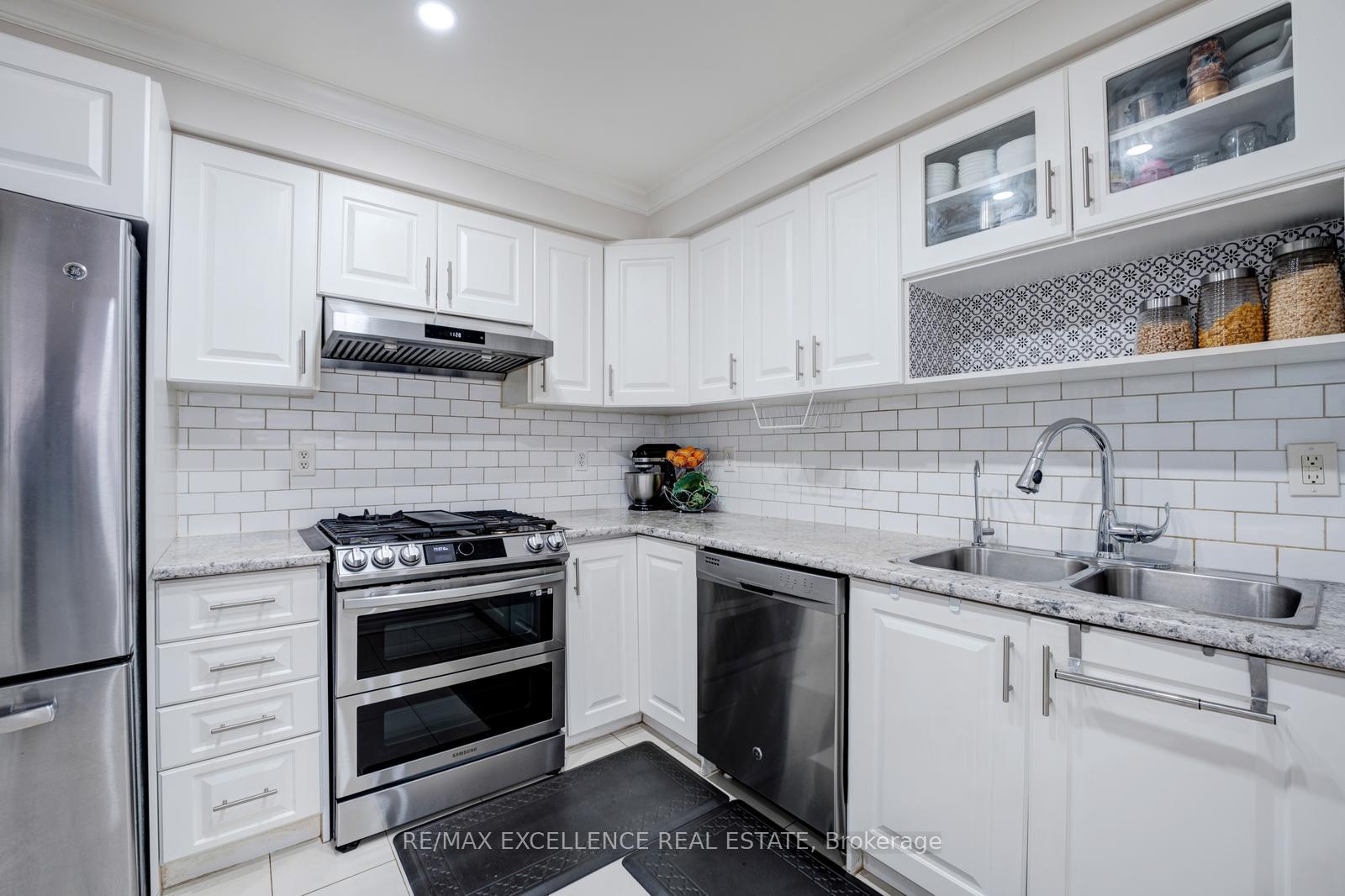 Photo 11 of 82 Carrie Crescent, Brampton, Fletcher's West — HOMEH