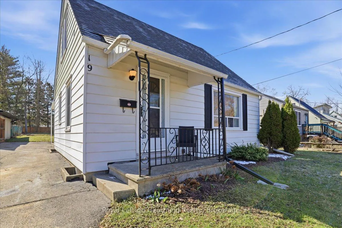 Photo 3 of 19 Perth Road, Kitchener — HOMEH