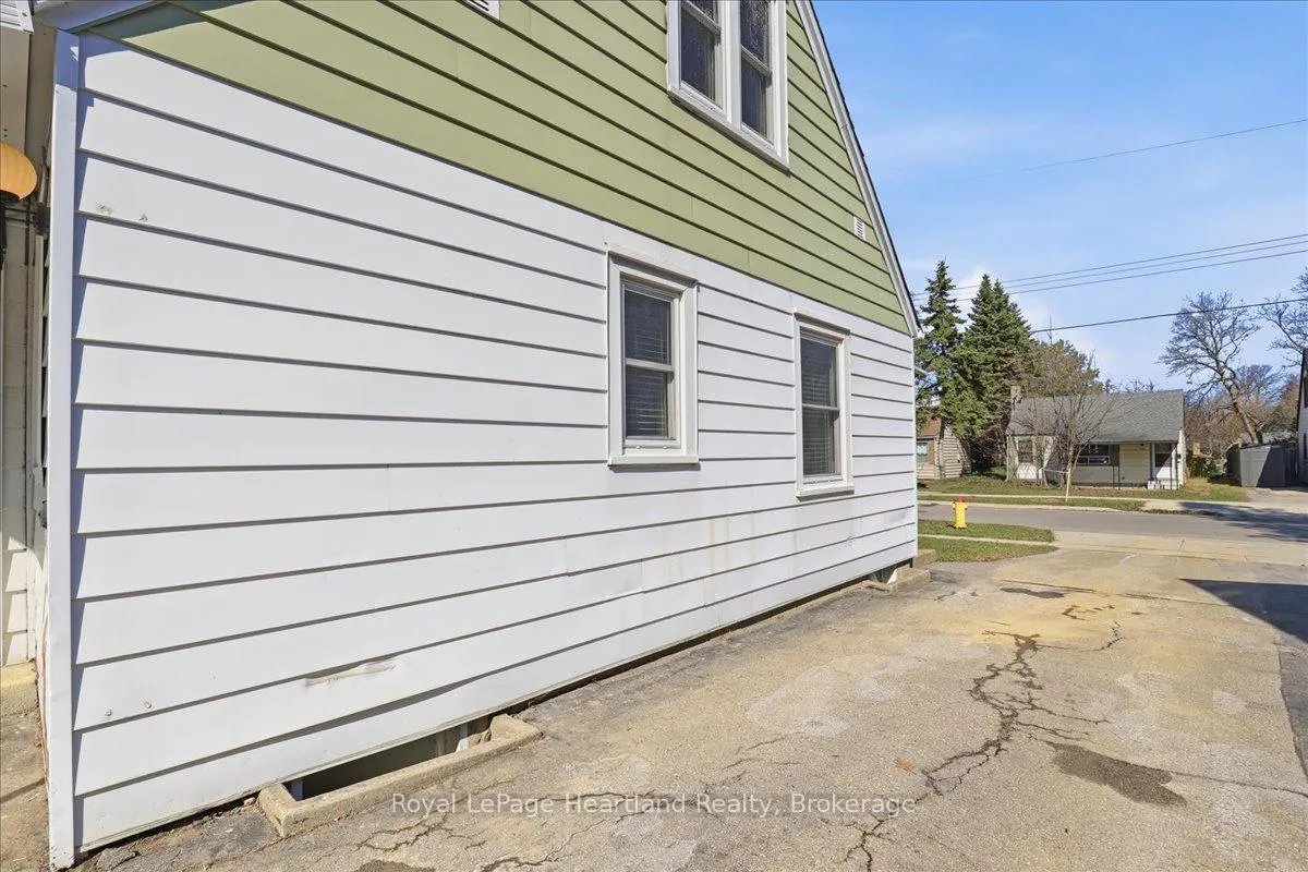 Photo 24 of 19 Perth Road, Kitchener — HOMEH