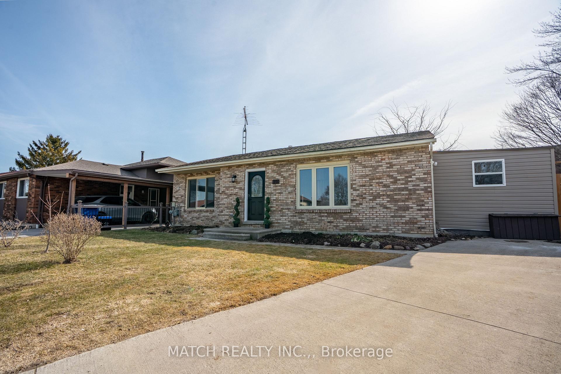 Photo 2 of 72 Randolf Crescent, Chatham-Kent, Chatham — HOMEH