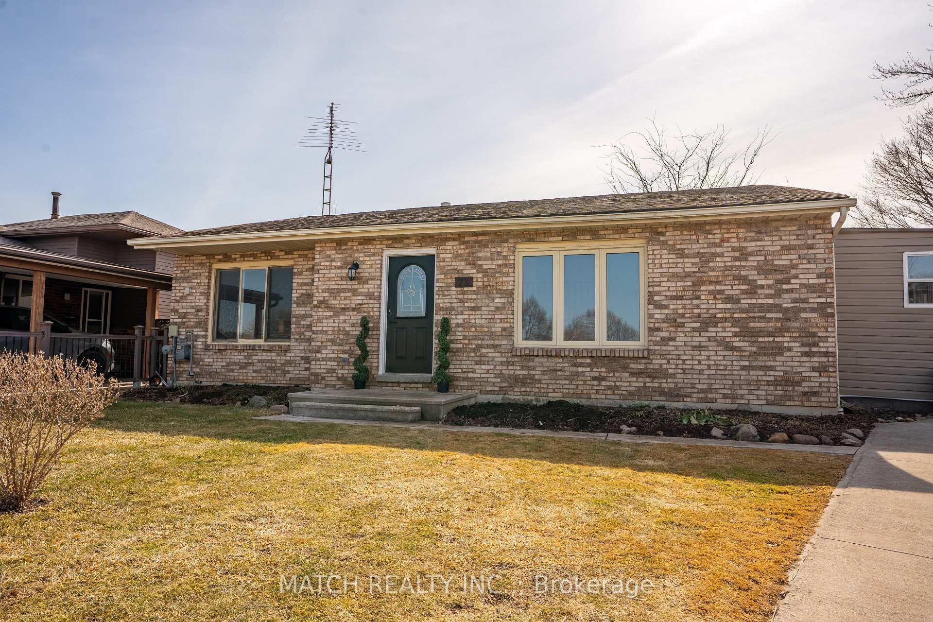Photo 4 of 72 Randolf Crescent, Chatham-Kent, Chatham — HOMEH