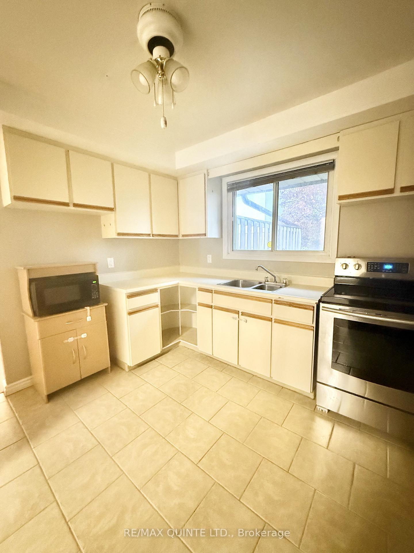 Photo 4 of Unit 24, 52 O'Hare Street, Belleville, Belleville Ward — HOMEH