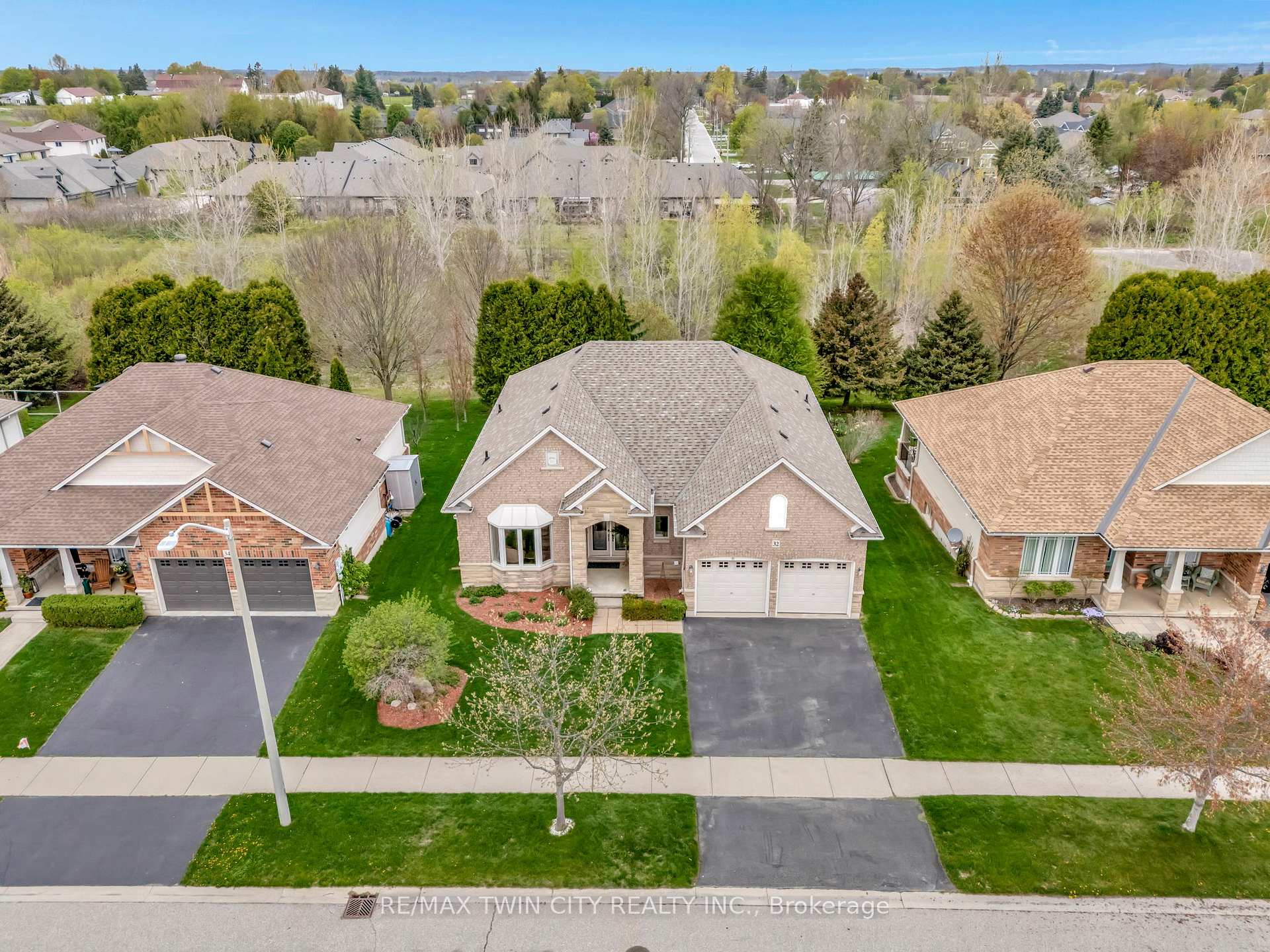 Photo 1 of 32 Cobblestone Drive, Brant, Paris — HOMEH